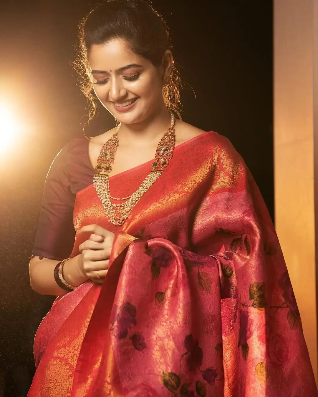 SOUTH INDIAN MODEL ASHIKA RANGANATH PHOTOSHOOT IN RED SAREE 2